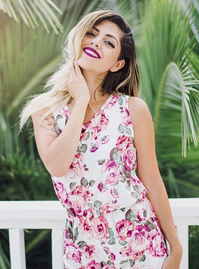 Clienta con vestido de flores elegido en una sesión de personal shopping en Barcelona